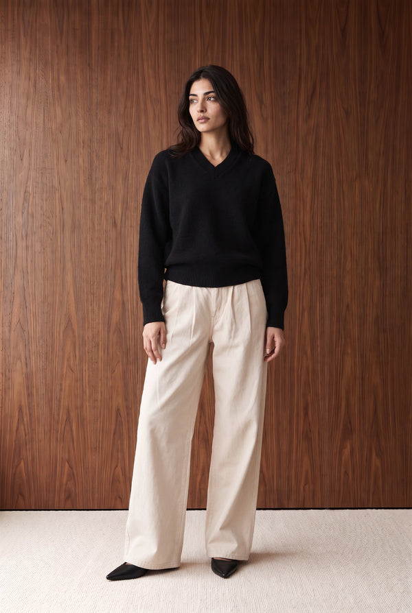 Fine-Knit V-Neck Sweater - BLACK