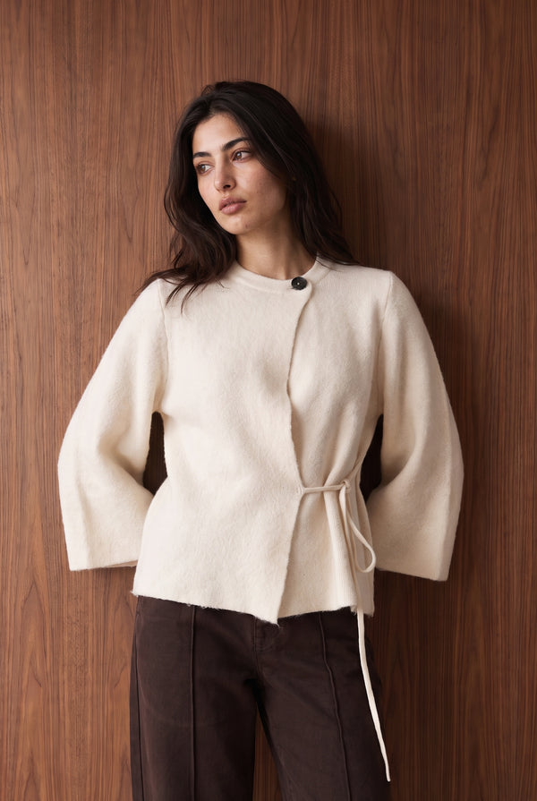 KNIT CARDIGAN WITH FRONT TIE DETAIL - OFF WHITE