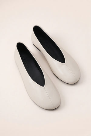 Everyday deep-vamp pumps