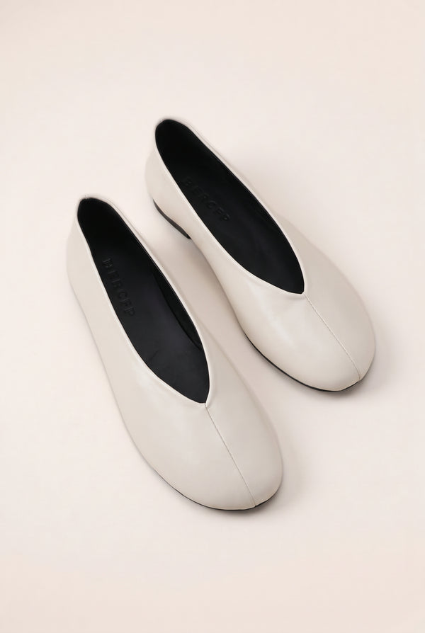 Everyday deep-vamp pumps
