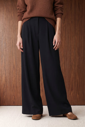 WIDE LEG PLEATED PANTS