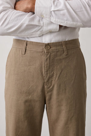 CLASSIC STRAIGHT CHINOS